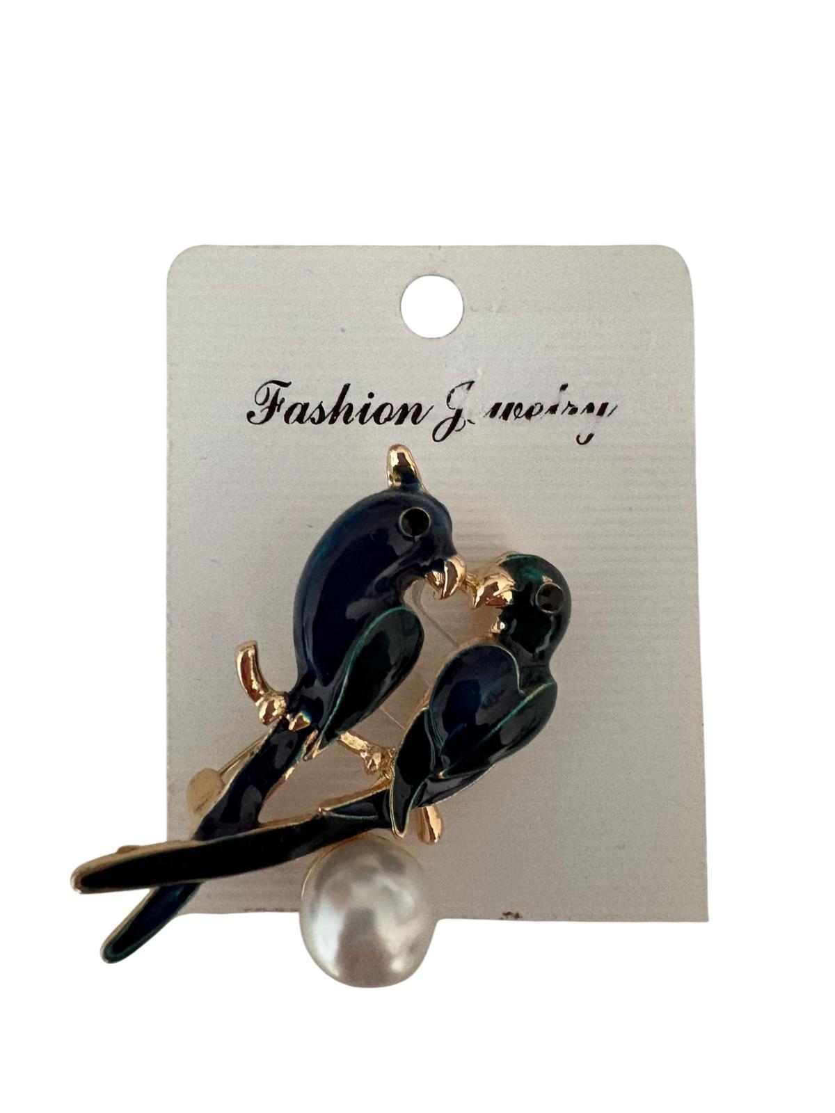 Romantic lovebirds brooch with pearl detail