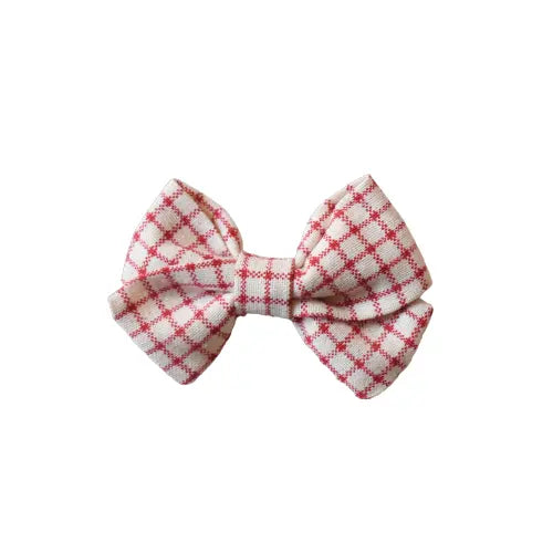 Kleine strik met bordeauxrood ruitjespatroon