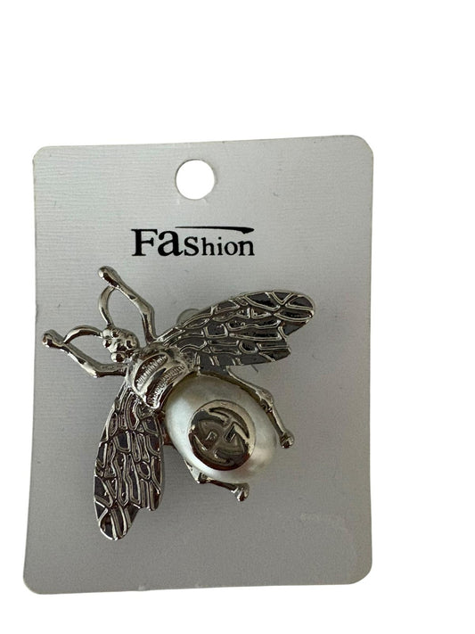 Zilverkleurige bijenbroche met parelversiering