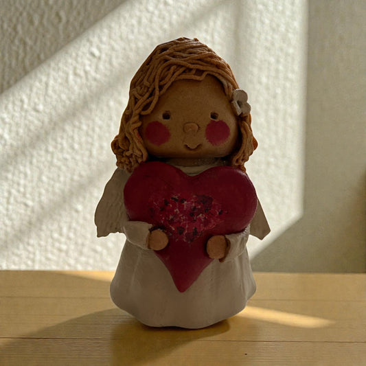 Anioł z sercem-Stojący-Masa solna-Dekoracja wykonana ręcznie