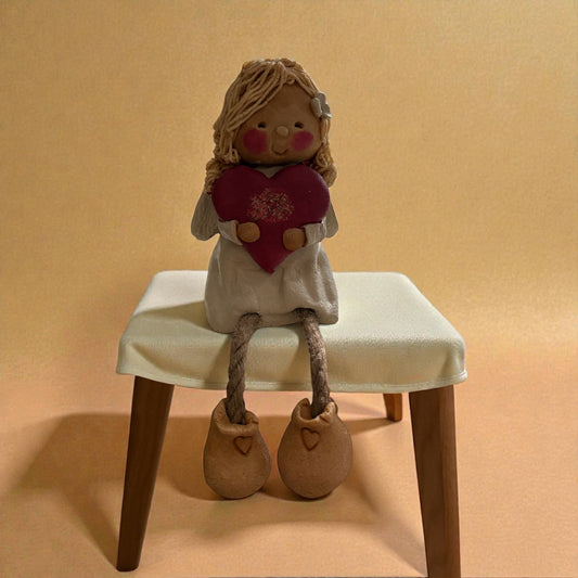 Anioł z sercem - siedzący - ciasto solne - ręcznie robiony - dekoracja