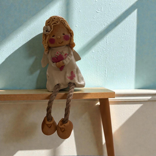 Anioł z sercem - siedzący - ciasto solne - ręcznie robiony - dekoracja